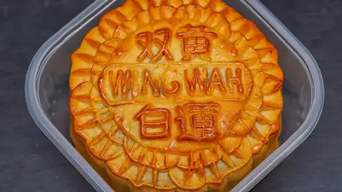 Lotus seed mooncake